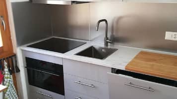 Kühlschrank, Mikrowelle, Herdplatte, Geschirrspüler