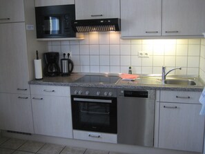 Réfrigérateur, four à micro-ondes, un four, lave-vaisselle