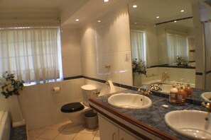 Room, 1 Bedroom | Bathroom