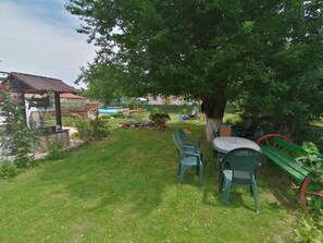 Outdoor dining - Three Bedroom House With Garden Only 10 km From Veliko Tarnovo (Veliko Tarnovo)