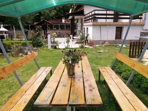Outdoor dining - Three Bedroom House With Garden Only 10 km From Veliko Tarnovo (Veliko Tarnovo)
