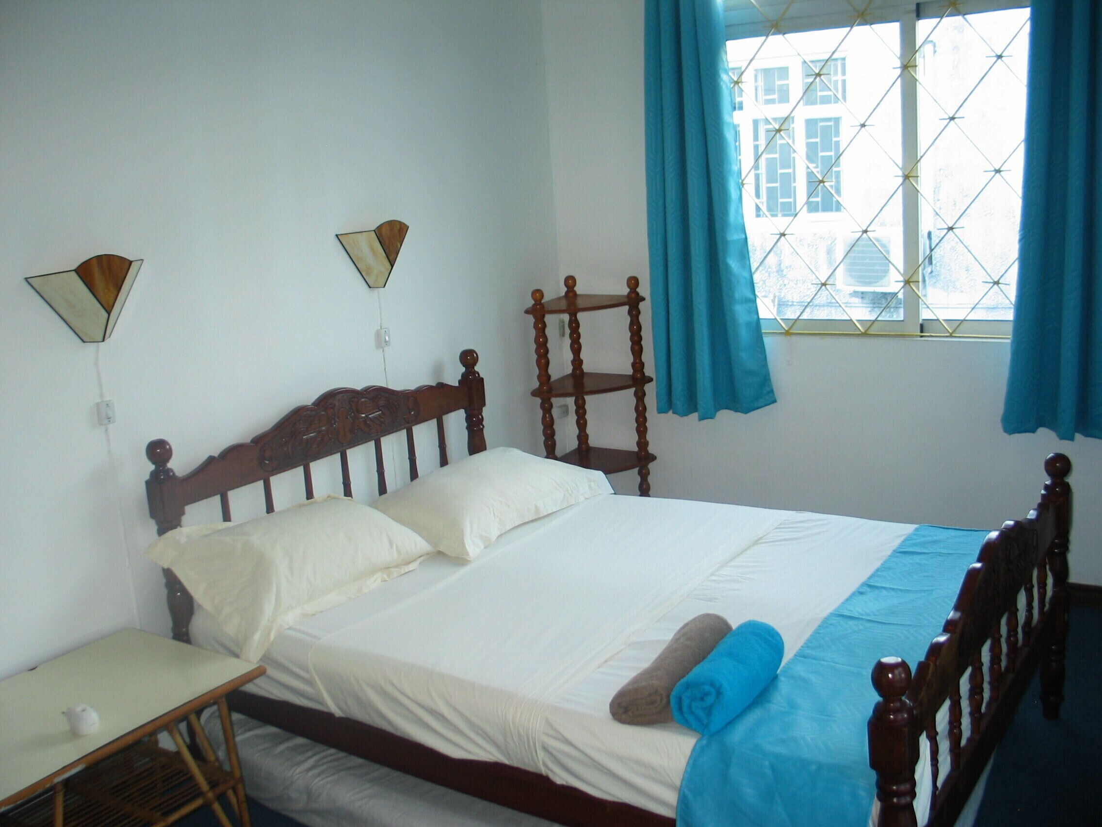 3 bedrooms, travel cot