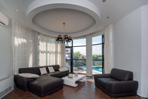 LUXURY HOUSE ON BUZHAKA