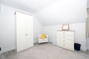 Family House | 2 bedrooms, desk, iron/ironing board, free WiFi
