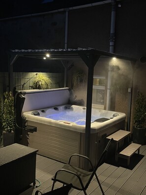 Outdoor spa tub - Ardentorrie Holiday Home (Inverness)