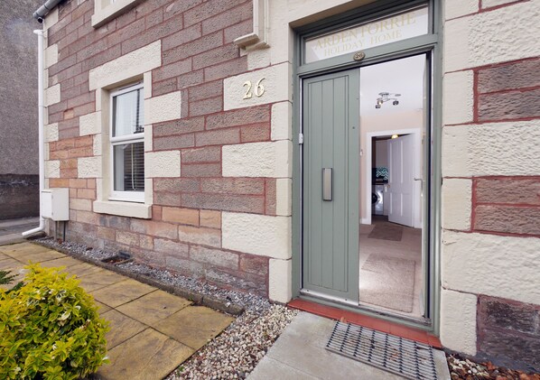 A brick building with a green door and a sign that reads "Ardenhurst Holiday Home." - Ardentorrie Holiday Home (Inverness)