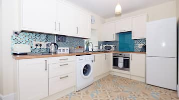 Rumah Keluarga | Dapur pribadi | Lemari es besar, microwave, oven, dan kompor