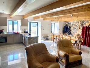 テレビ、DVD プレーヤー