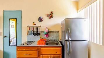 Apartamento, 1 quarto, para fumantes, varanda | Cozinha privada | Geladeira, micro-ondas, cafeteira/chaleira