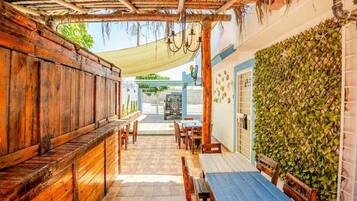 Apartamento, 1 quarto, para fumantes, varanda | Opções para refeição ao ar livre