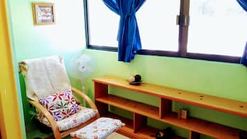 Departamento, 2 habitaciones, para fumadores, patio | Área de sala de estar