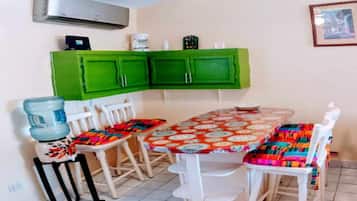 Departamento, 2 habitaciones, para fumadores, patio | Restaurantes