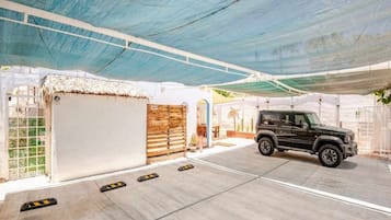 Departamento, 2 habitaciones, para fumadores, patio | Estacionamiento | Estacionamiento limitado