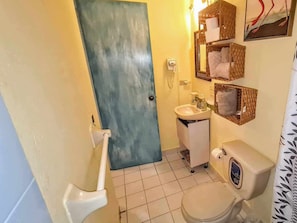 Apartment, 1 Bedroom, Smoking, Patio | Bathroom | Combined shower/tub, shampoo - Nice Apartment, Equipped Near the Malecon and the Beach (La Paz)