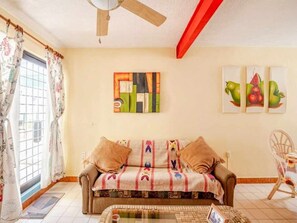 Appartement, 1 slaapkamer, roken, patio | Woonruimte | Een televisie