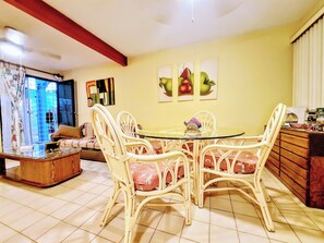 アパートメント 1 ベッドルーム 喫煙可 パティオ | ダイニングルーム
