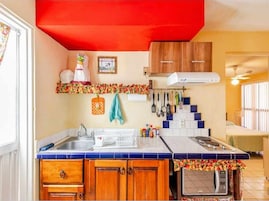 Apartamento, 1 habitación, fumadores, patio | Cocina privada | Cafetera o tetera, utensilios de cocina y mesa de comedor