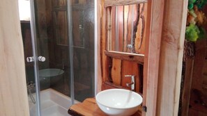 House, 4 Bedrooms, Smoking, Patio | Bilik Mandi | Pancuran mandi, tuala disediakan 
