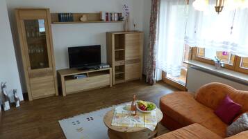 Apartment, 2 Schlafzimmer, Balkon | Wohnzimmer