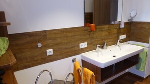 Appartement, 2 chambres, balcon | Salle de bain