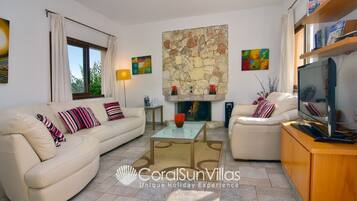 Villa, 2 soverom, røyk, privat basseng | Oppholdsområde | Bøker