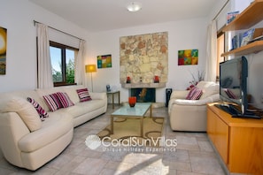 Villa, 2 habitaciones, para fumadores, alberca privada | Área de sala de estar | Libros 