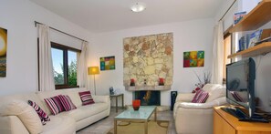Villa, 2 Bedrooms, Smoking, Private Pool | Ruang tamu | Buku-buku
