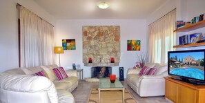 Villa, 2 habitaciones, para fumadores, alberca privada | Área de sala de estar | Libros 