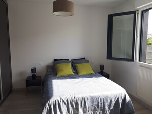 2 chambres, fer et planche à repasser, Wi-Fi, draps fournis