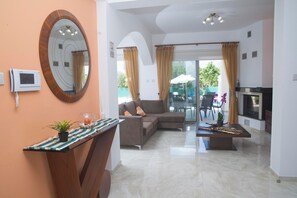 Villa, 4 chambres, fumeurs, piscine privée | Coin séjour | Télévision, livres