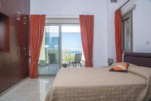 Villa, 4 chambres, fumeurs, piscine privée | 4 chambres, fer et planche à repasser, Wi-Fi, draps fournis