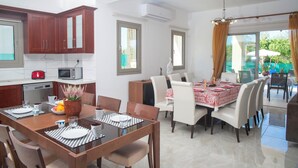 Vila, 4 kamar tidur, Boleh Merokok, kolam renang pribadi | Tempat makan