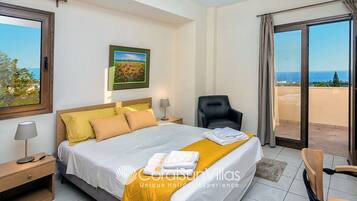 Villa, 3 habitaciones, para fumadores, alberca privada | 3 habitaciones, tabla de planchar con plancha y ropa de cama