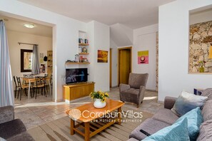 Villa, 3 habitaciones, para fumadores, alberca privada | Área de sala de estar | Televisión 