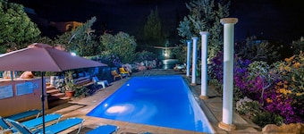 Wonderful Quiet Area, Completely Privacy, Large Private Pool, Colourful Garden