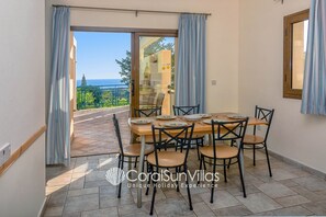 Villa, 3 habitaciones, para fumadores, alberca privada | Restaurantes