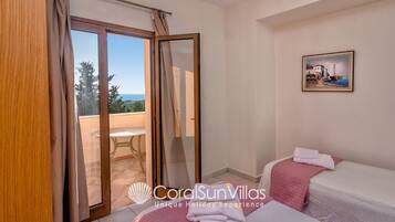 Villa, 3 Schlafzimmer, Raucher, eigener Pool | 3 Schlafzimmer, Bügeleisen/Bügelbrett, Bettwäsche