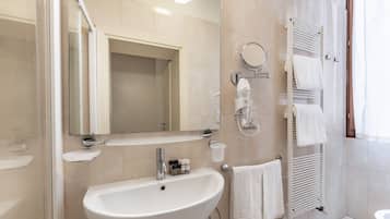 Appartement Romantique, 1 lit double, bain Ă remous | Salle de bain | SĂšche-cheveux, bidet, serviettes fournies, savon