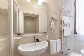 Romantic Apartment, 1 Double Bed, Hot Tub | Bathroom - Residenza Manin Apartments (Venice)