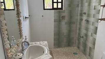 Casa, 4 habitaciones, para fumadores, alberca privada | Baño | Jabón