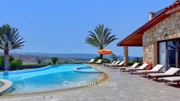 Vila, 5 quartos, para fumantes, piscina particular | Piscina | Piscina externa