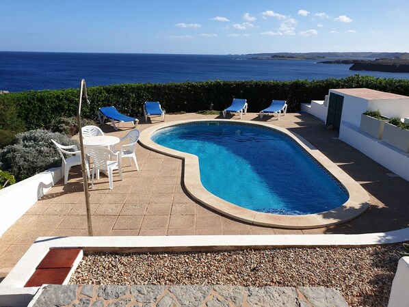 Een binnenzwembad en een buitenzwembad