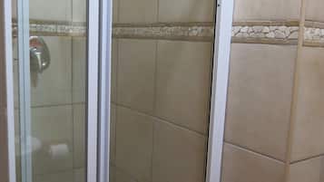 Apartamento, 2 quartos | Banheiro