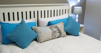 Cherry Lane Self Catering BB - 1 Bedroom Bathroom With Shower for 4 Guests