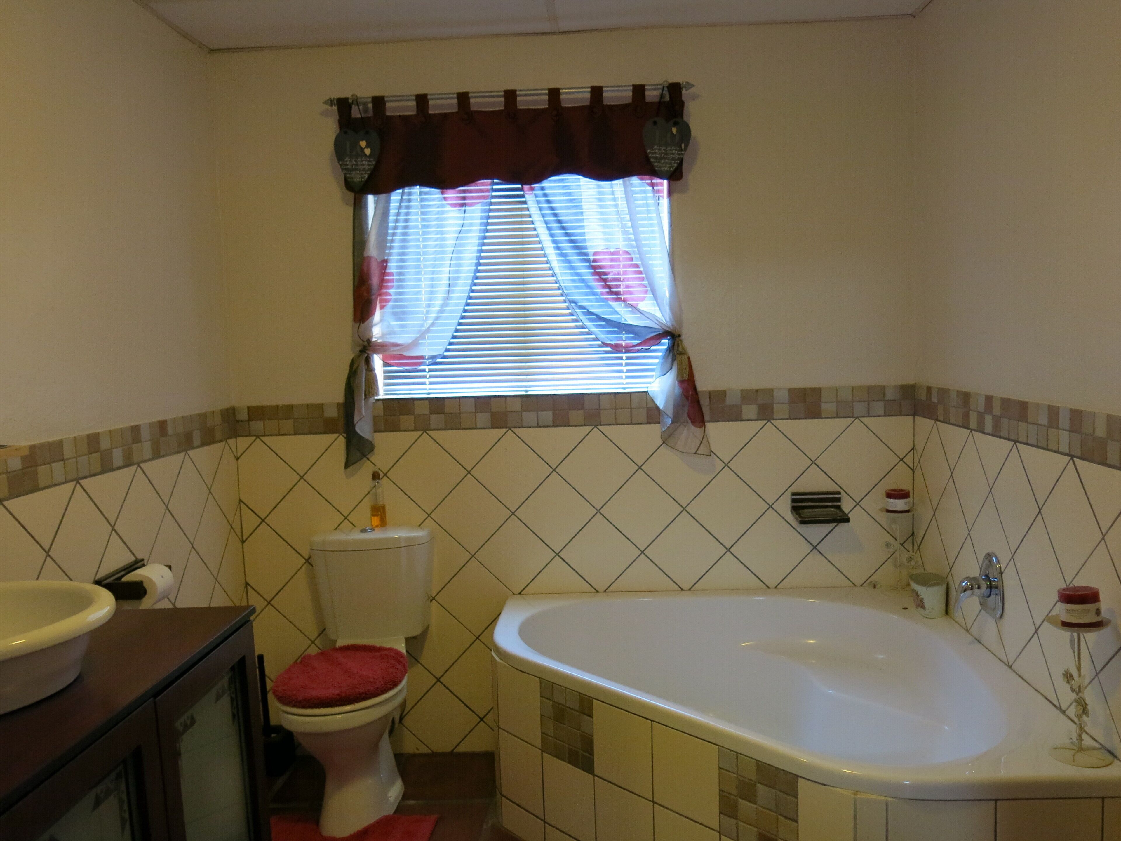 Un baño con inodoro, lavamanos y bañera.