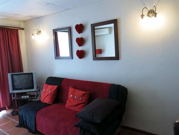 Living room - Self Catering 1 Bedroom Sofa Bedfull Bathroom Ideal for 4 Guets - Welcome (Bloemfontein)
