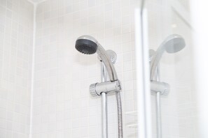 公寓, 2 间卧室 | 浴室 | 淋浴设施、大花洒淋浴喷头、免费洗浴用品、吹风机