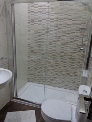 Appartement, 2 chambres, fumeurs, balcon | Salle de bain | Savon, shampoing