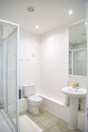 Departamento, 2 habitaciones | Baño | Secadora de cabello, toallas, jabón, shampoo 