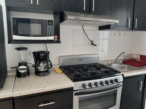 Coffee/tea maker, cookware/dishes/utensils